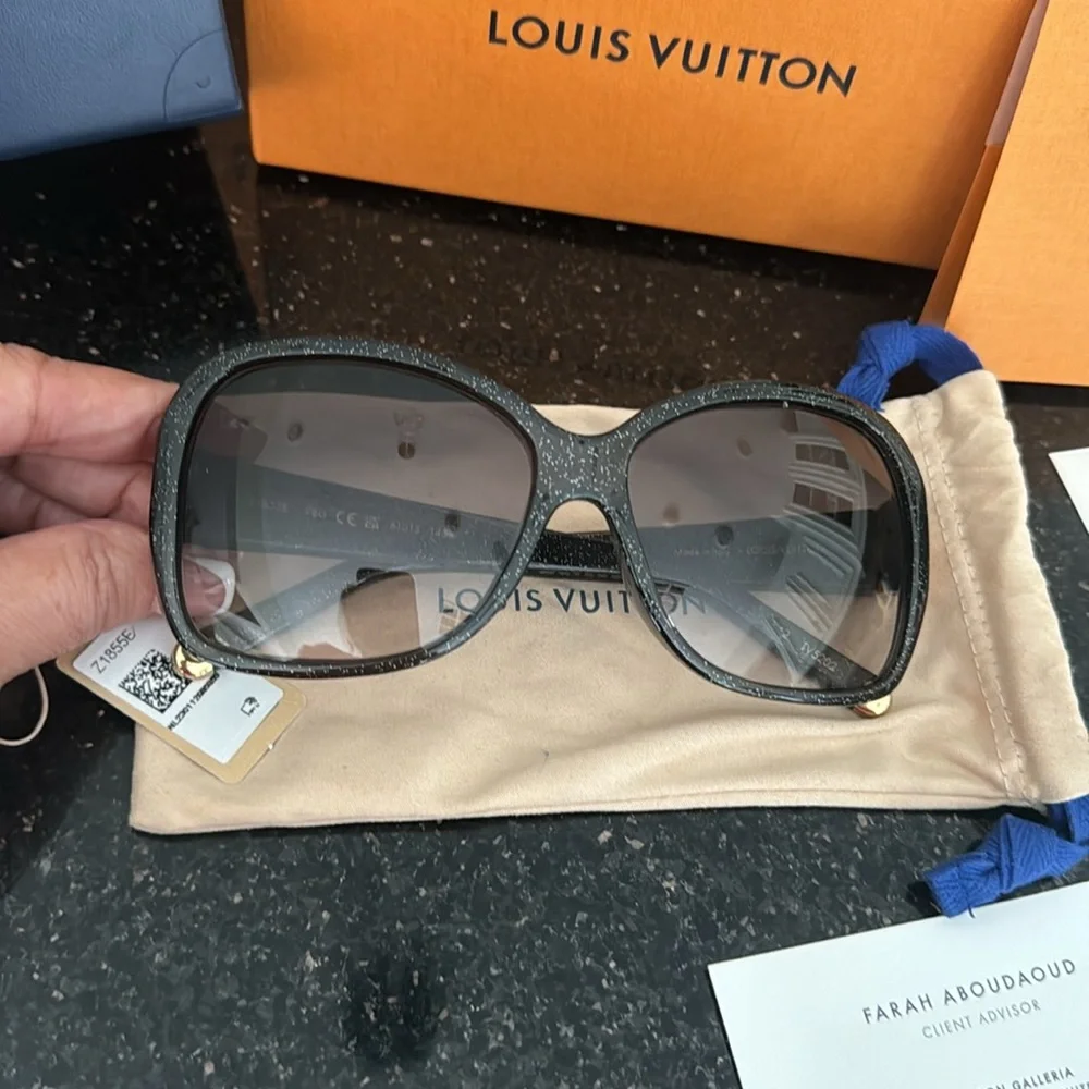 Authentic 💯 - Picture 3 of 9